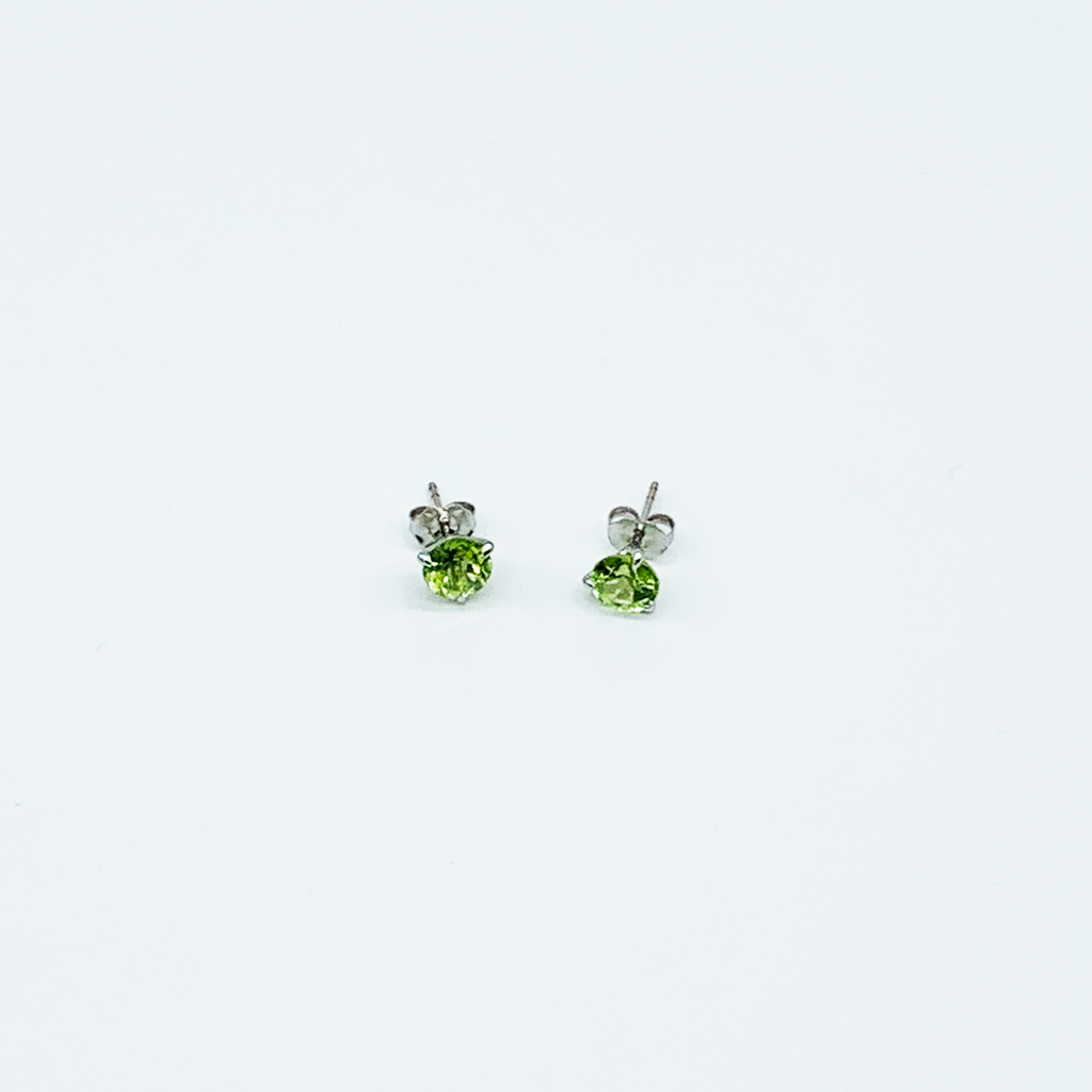 CA 18 Karat White Gold Martin Peridot Stud Earrings