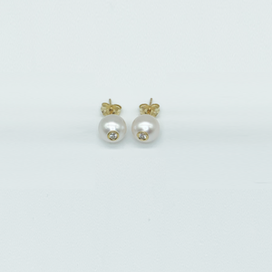 CA Prince Diamond - Akoya Pearl and 18 Karat Yellow Gold Bezel stud ear rings
